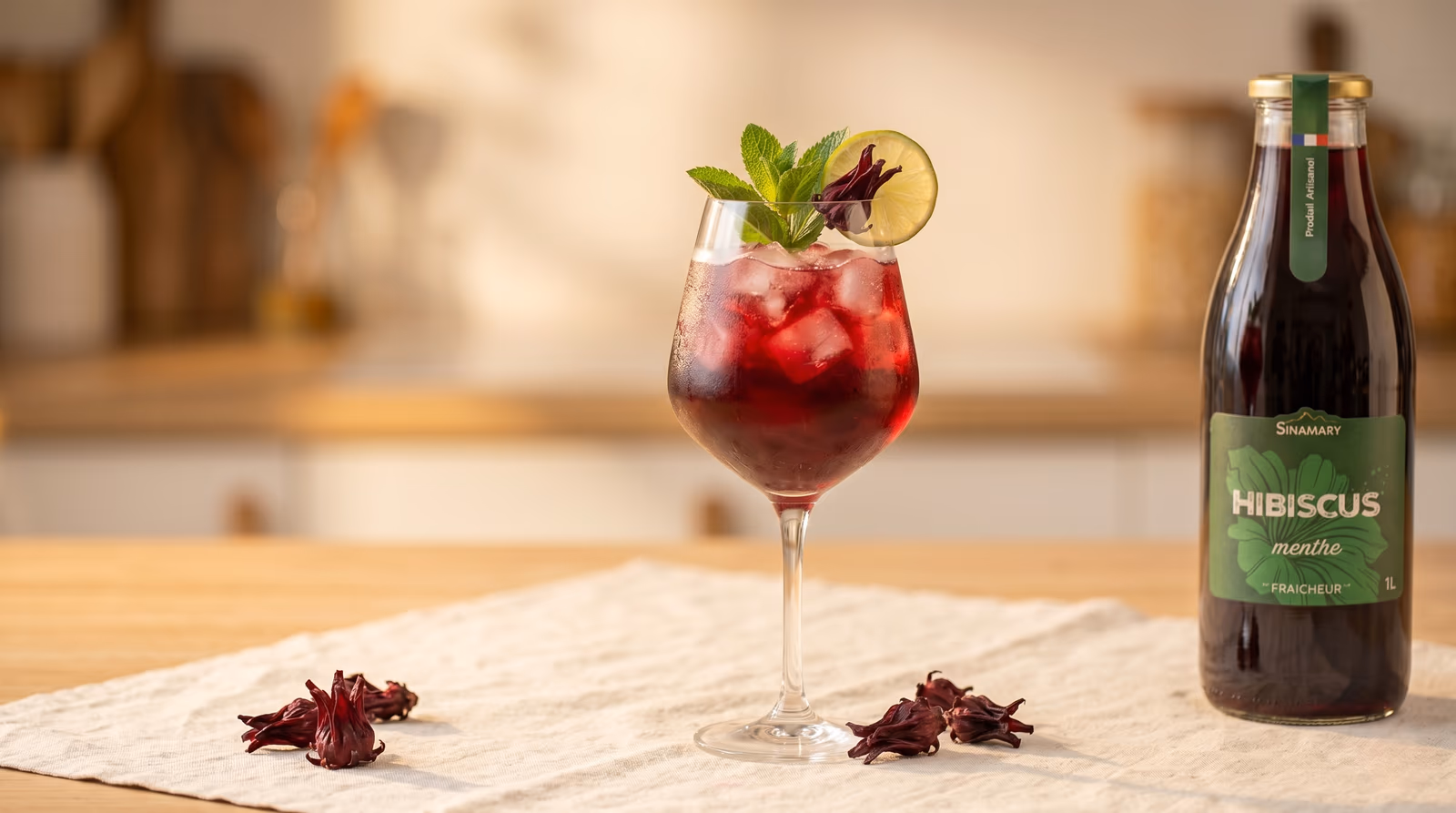 Cocktail à l'hibiscus rouge rubis et bouteille Sinamary Hibiscus Menthe